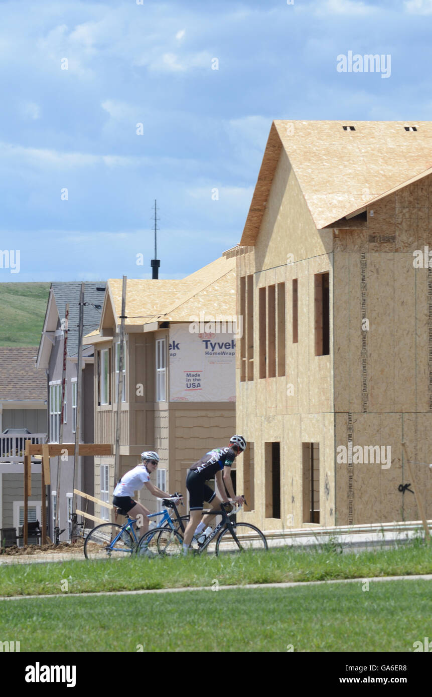 Biker fahren Sie vorbei Wohnungsneubau in Superior CO Stockfoto