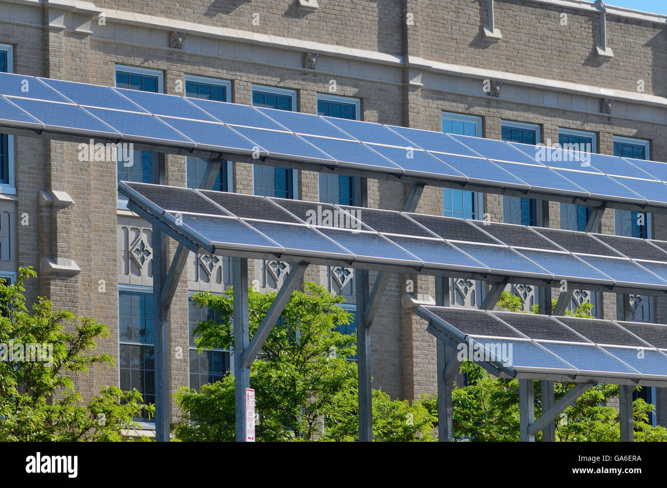 Solar-Panels an Casey Middle School in Boulder, Colorado. Das Gebäude wurde umgebaut, um eine LEED Energieeffizienzklasse zu erreichen Zertifizierung. Stockfoto