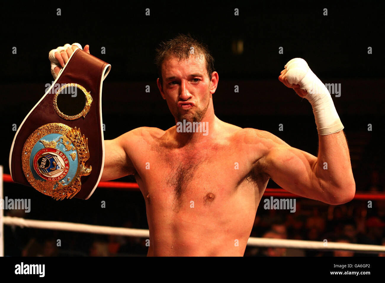 Enzo Maccarinelli aus Wales feiert mit seinem Gürtel, nachdem er Guyanas Wayne Braithwaite während des WBO Cruiserweight-Gefechts in der International Arena in Cardiff besiegt hat. Stockfoto