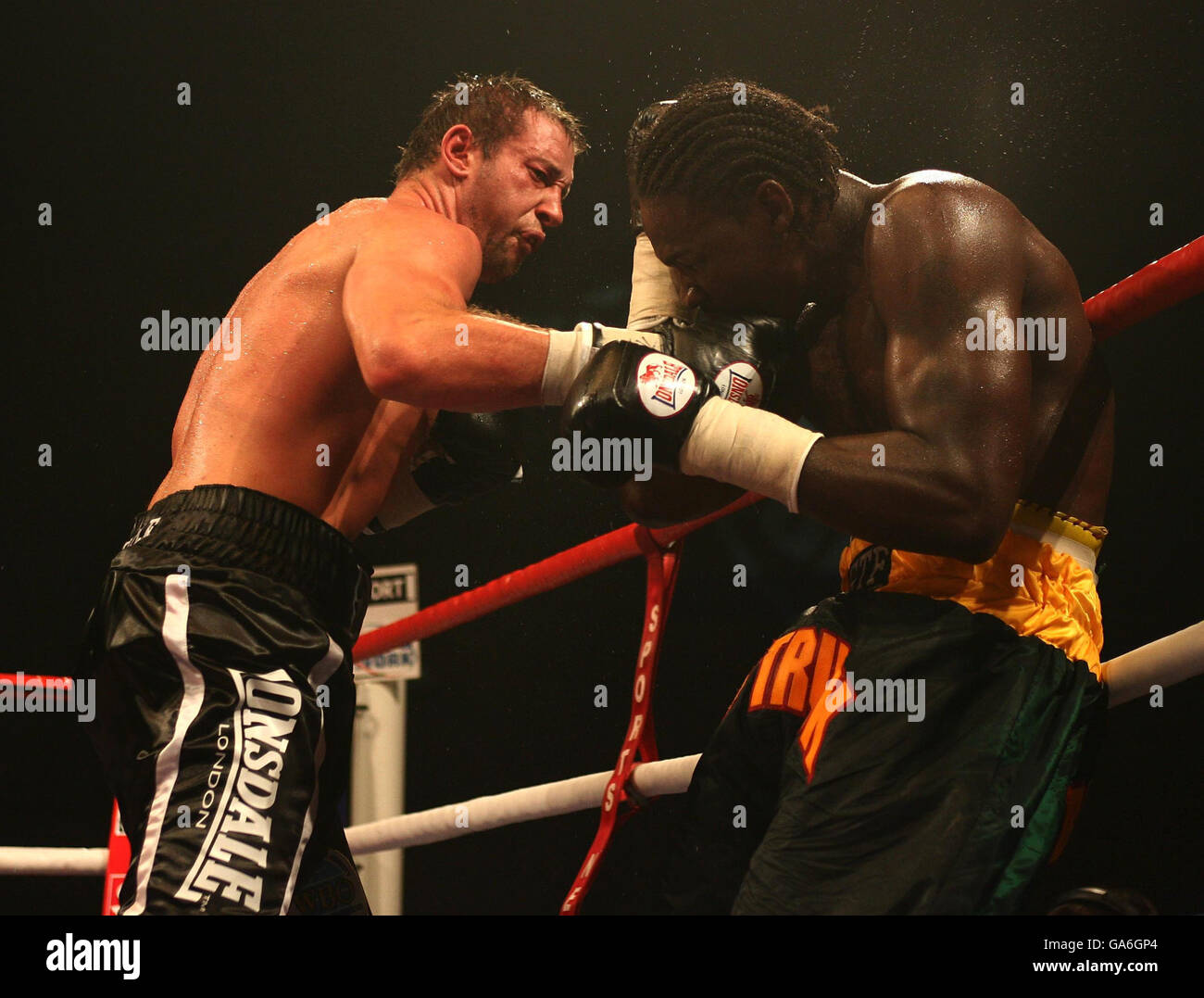 Der walisische Enzo Maccarinelli (links) legt während des WBO Cruiserweight-Bout in der International Arena in Cardiff einen guten Schlag auf Wayne Braithwaite in Guyana ab. Stockfoto