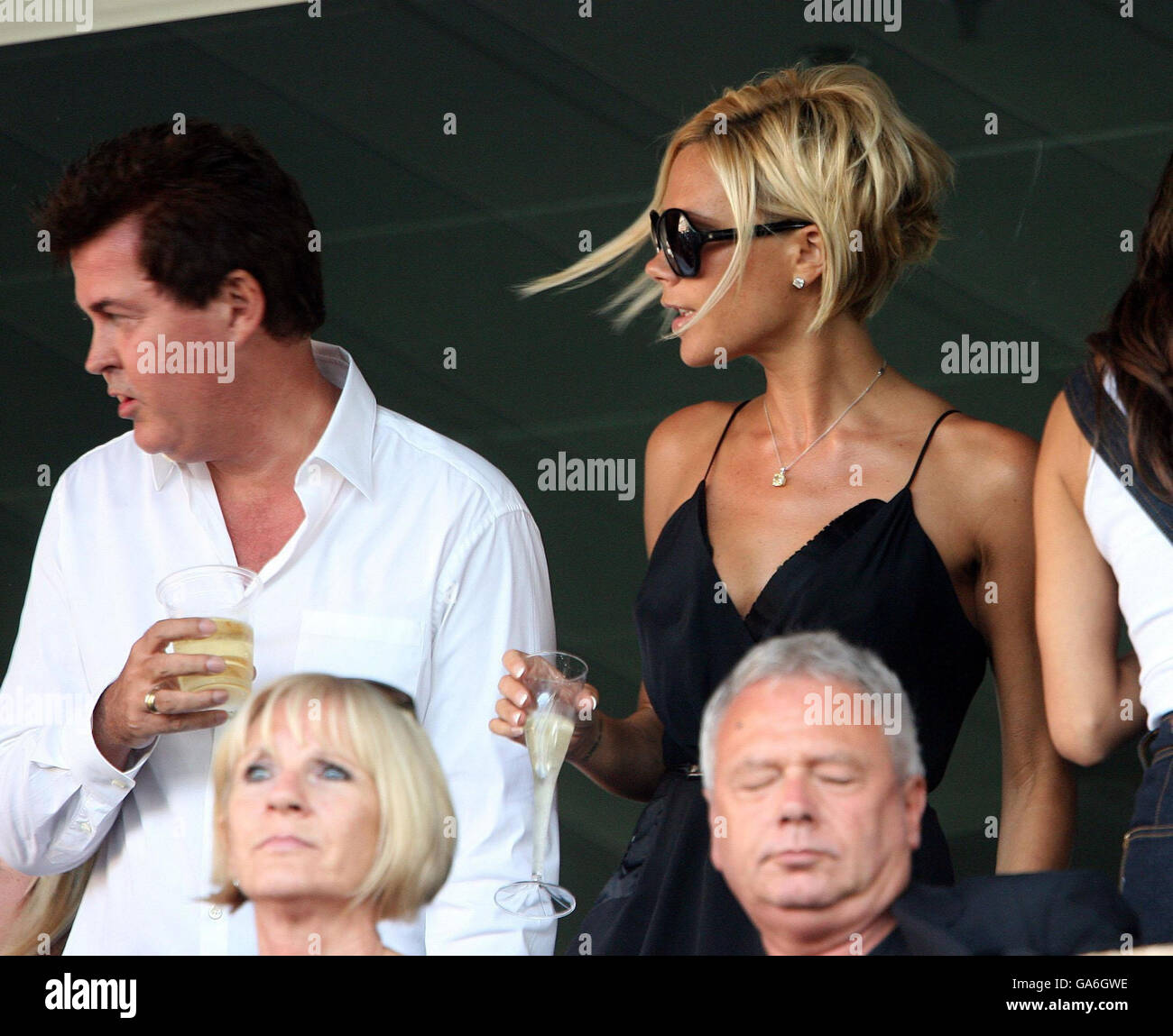 Victoria Beckham und Simon Fuller sehen sich das Freundschaftsspiel zwischen LA Galaxy und Chelsea im Home Depot Center in Los Angeles, USA, an. Stockfoto