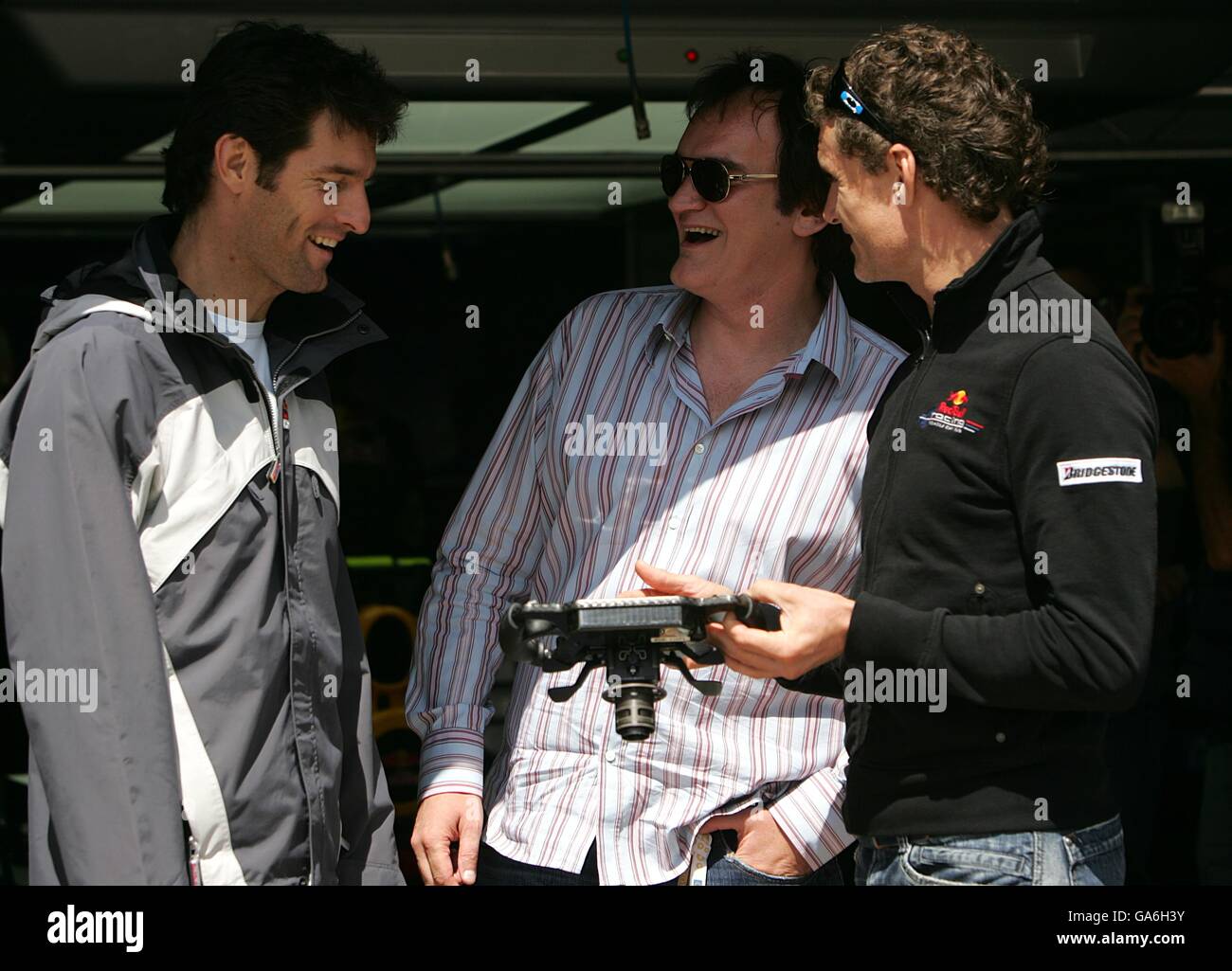Quentin Tarantino teilt einen Witz mit Mark Webber und David Coulthard vor dem Start des Grand Prix von Europa Stockfoto