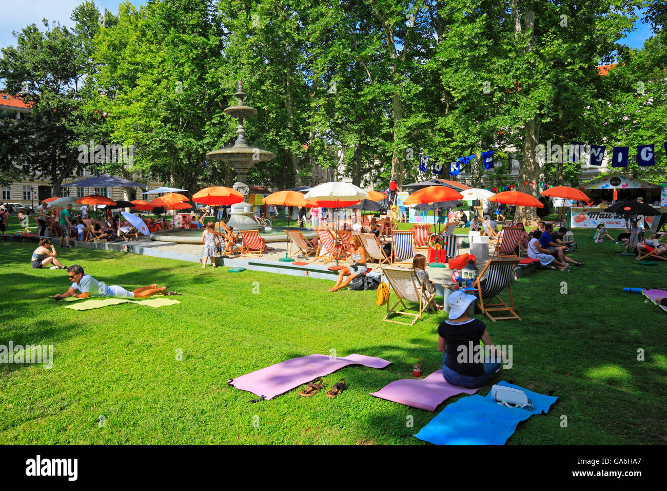 Touristen genießen Sie im Sommer im Park Zrinjevac Zagreb Stockfoto