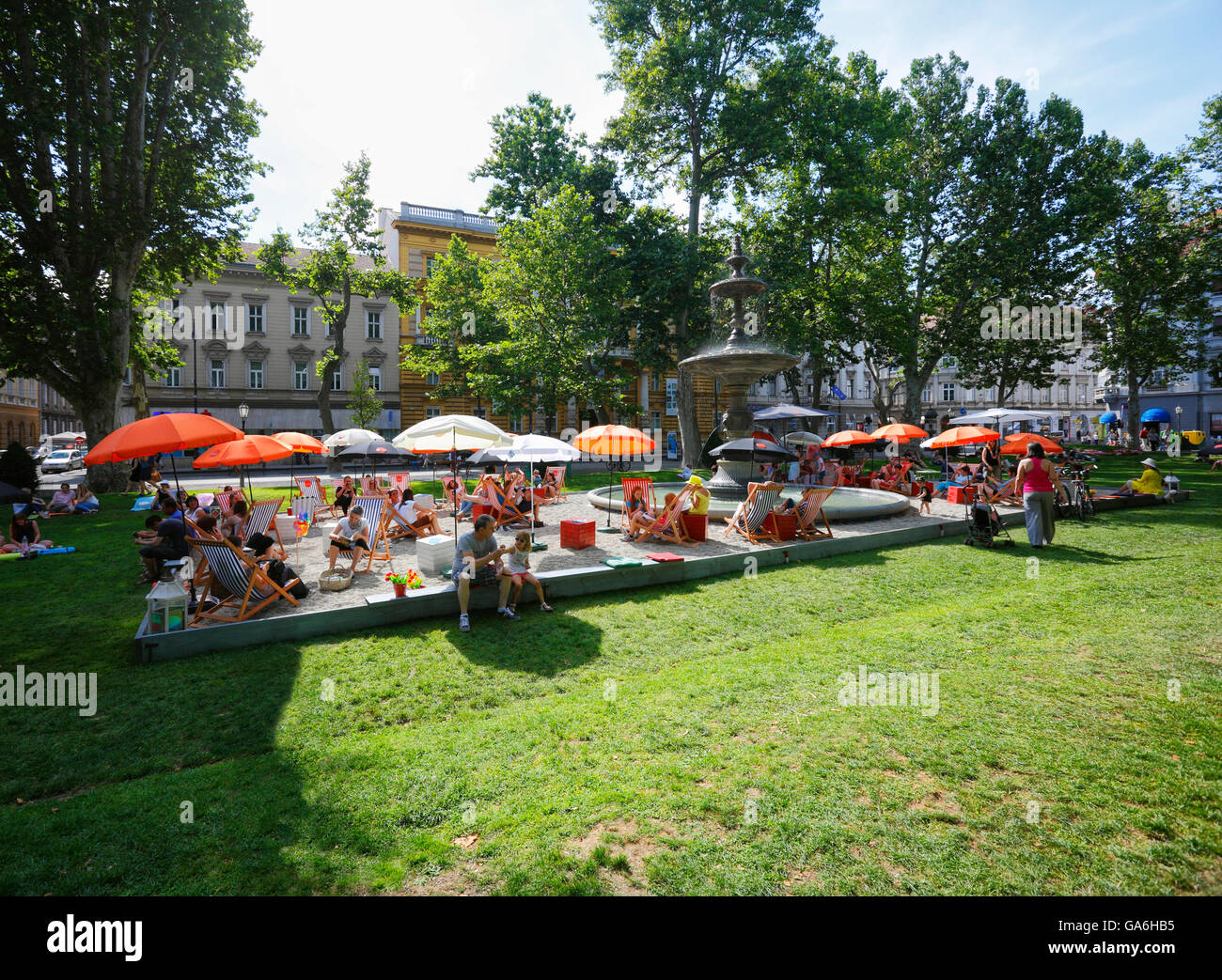 Touristen genießen Sie im Sommer im Park Zrinjevac Zagreb Stockfoto