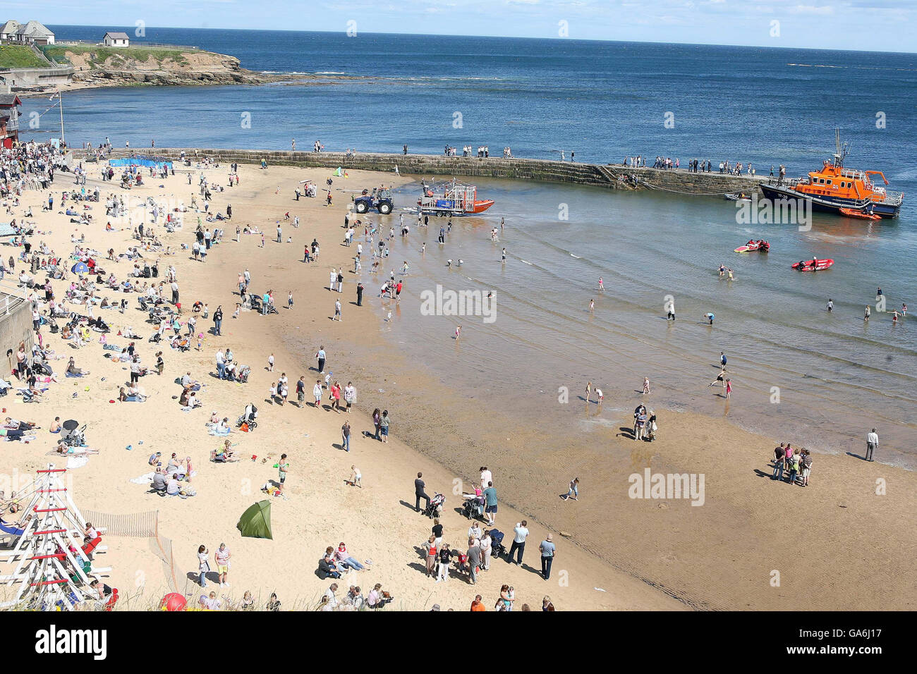 Heute ist der Sommer endlich in Cullercoats, North Tyneside, angekommen. Stockfoto
