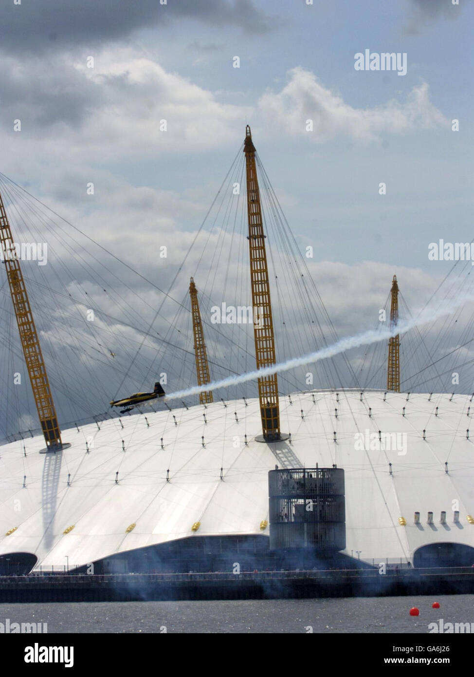 Red Bull Air Race Piloten fahren am O2 Millennium Dome mit 400 km/h entlang der Themse in den Docklands in London vorbei. Stockfoto