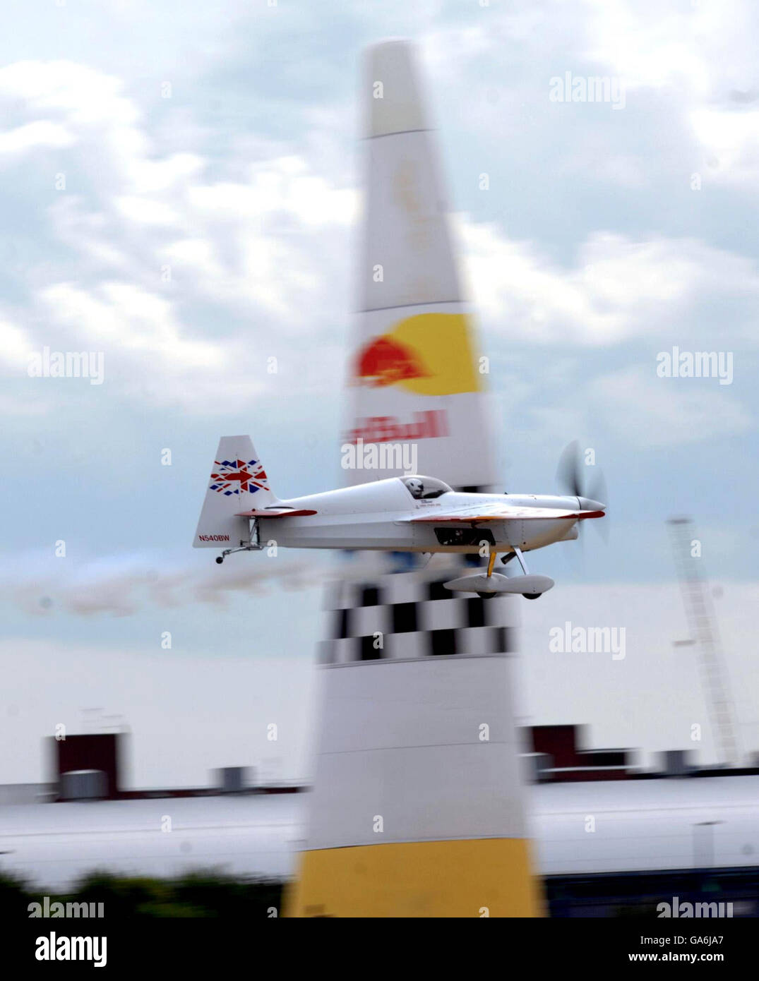 Red Bull Air Race. Red Bull Air Race-Piloten beschleunigen bei den Docklands in London mit 400 km/h durch die 20 m hohen, luftdurchfluteten Tore entlang der Themse. Stockfoto