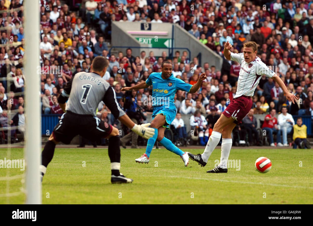 Der Barcelonas Thierry Henry (Mitte) überquert den Ball in die Mitte, als er während des Freundschaftsspiels im Murrayfield Stadium, Edinburgh, ihr drittes Tor aufstellt. Stockfoto