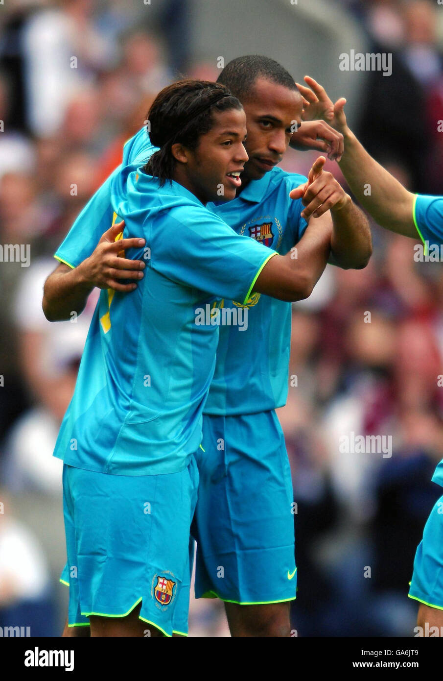 Fußball - freundlich - im Herzen von Midlothian gegen Barcelona - Murrayfield Stadium. Thierry Henry aus Barcelona (rechts) gratuliert Giovani Dos Santos zum Treffer beim Freundschaftsspiel im Murrayfield Stadium in Edinburgh. Stockfoto