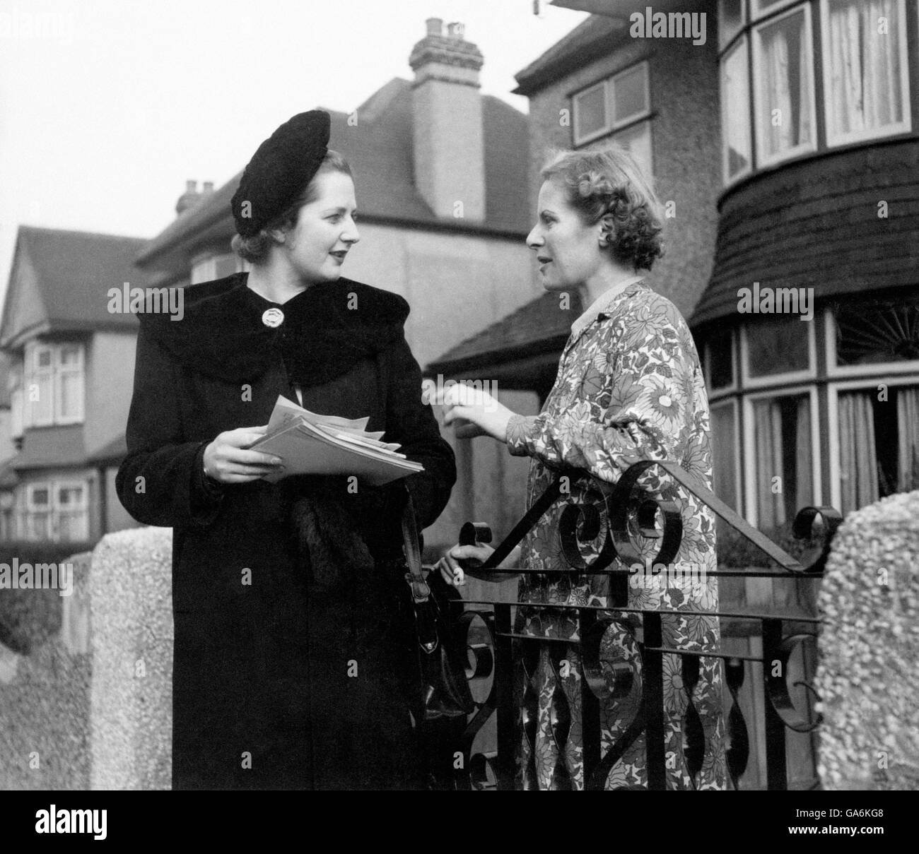 Die sechsundzwanzig Jahre alte Margaret Roberts (Thatcher to Be), MA, BSc, konservative Kandidatin für Dartford, die bei der letzten Wahl die jüngste Kandidatin in jeder Partei war, ist abgebildet, als sie ihren Wahlkampf in ihrem Wahlkreis begann. Miss Roberts, die als die beste der Tory-Frauen-Kandidaten gilt, liest in ihrer Freizeit auch für die Bar. Auf diesem Bild sieht man sie im Gespräch mit einer Hausfrau am 4. Oktober 1951. Stockfoto