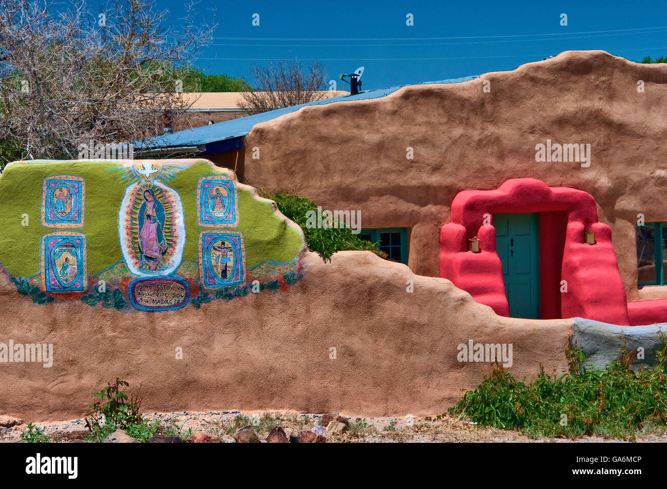 Unsere Liebe Frau von Guadalupe Wandbild am Adobe-Wand im Haus in Santa Cruz, New Mexico, USA Stockfoto