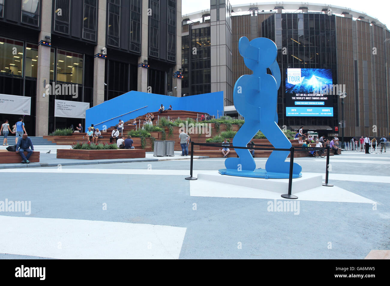 Blick auf Kunst im öffentlichen Raum an der 33rd Street in der Nähe von Penn Station und Madison Square Garden in Midtown Manhattan. Stockfoto