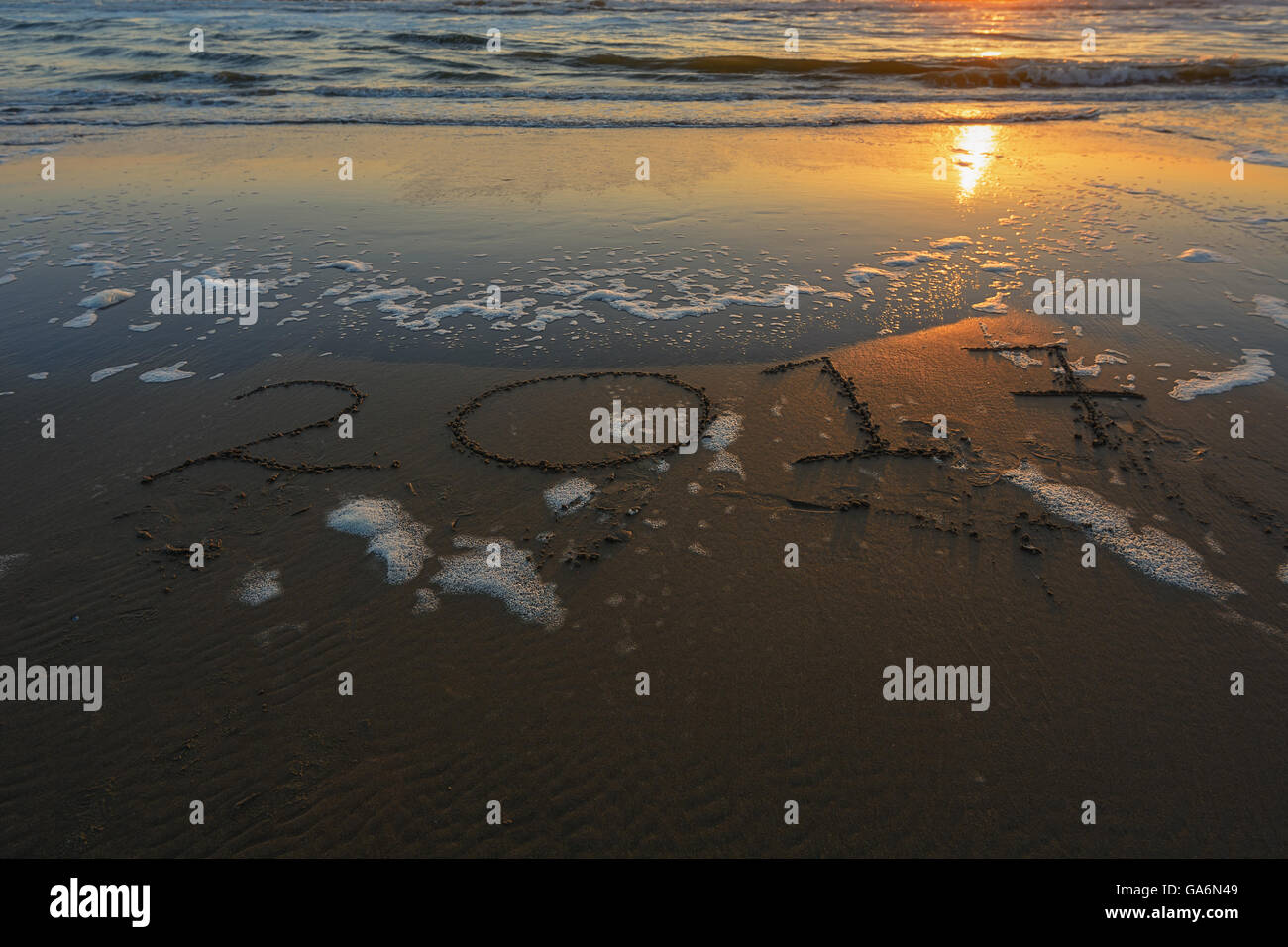 2017-Inschrift auf dem Sand auf den Nordsee-Strand bei Sonnenuntergang. Stockfoto