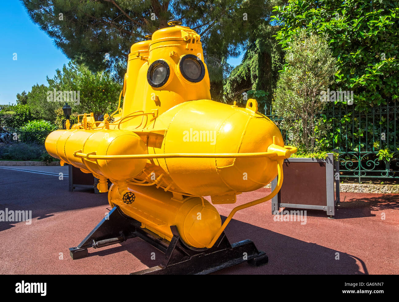 Cousteaus original Yellow Submarine ist in der ständigen Ausstellung außerhalb das Ozeanografische Museum in Monaco. Stockfoto
