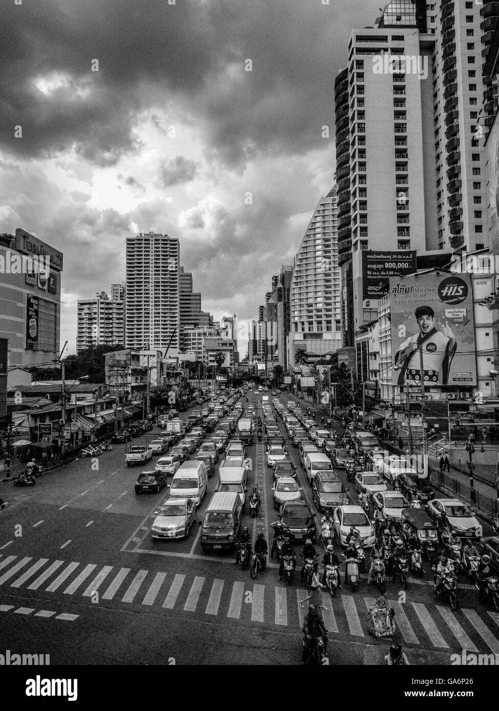 Asoke Verkehr an Sukhumvit Kreuzung Bangkok Thailand Stockfoto