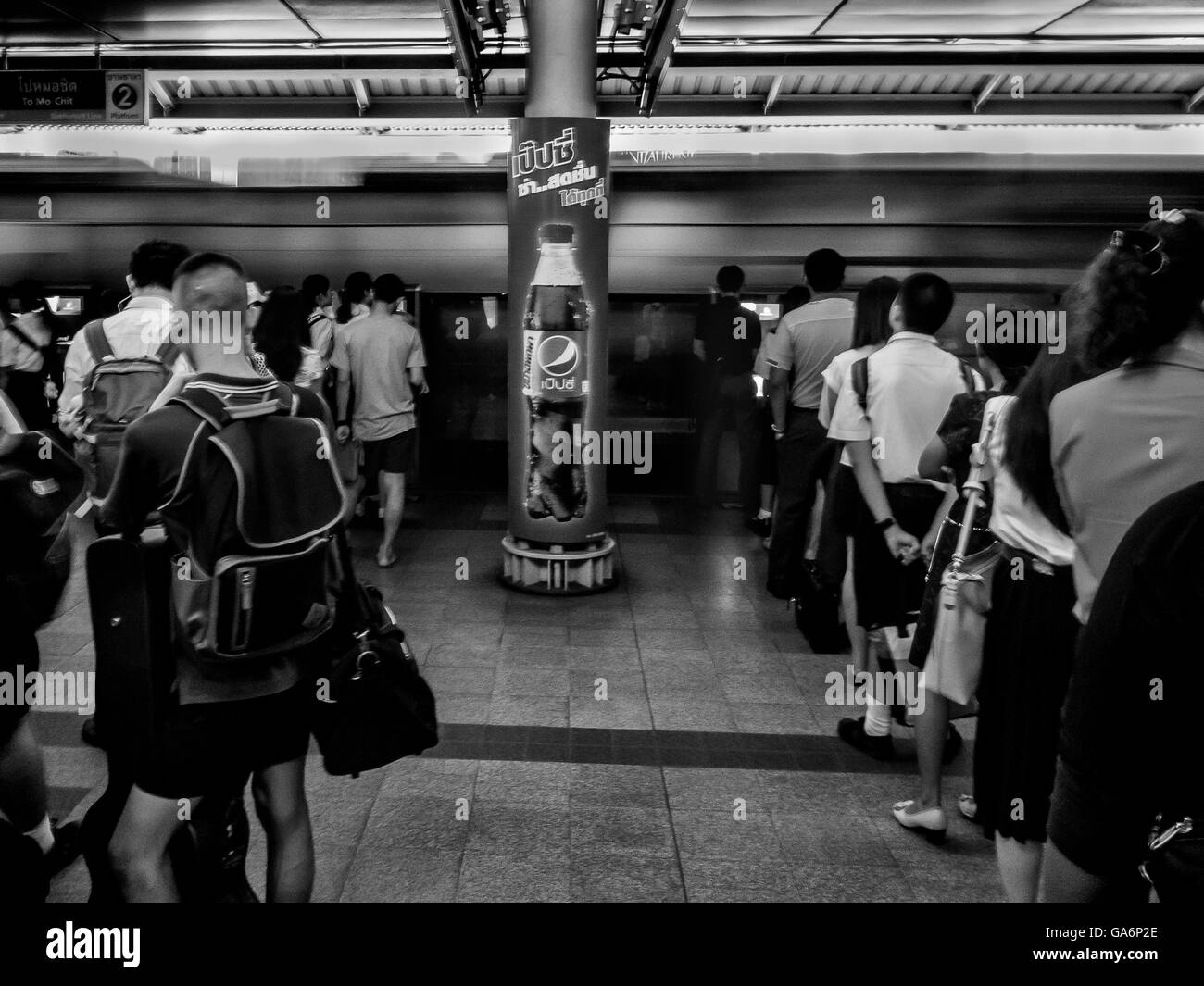 Warten auf den Zug am Siam Station Bangkok Thailand Stockfoto