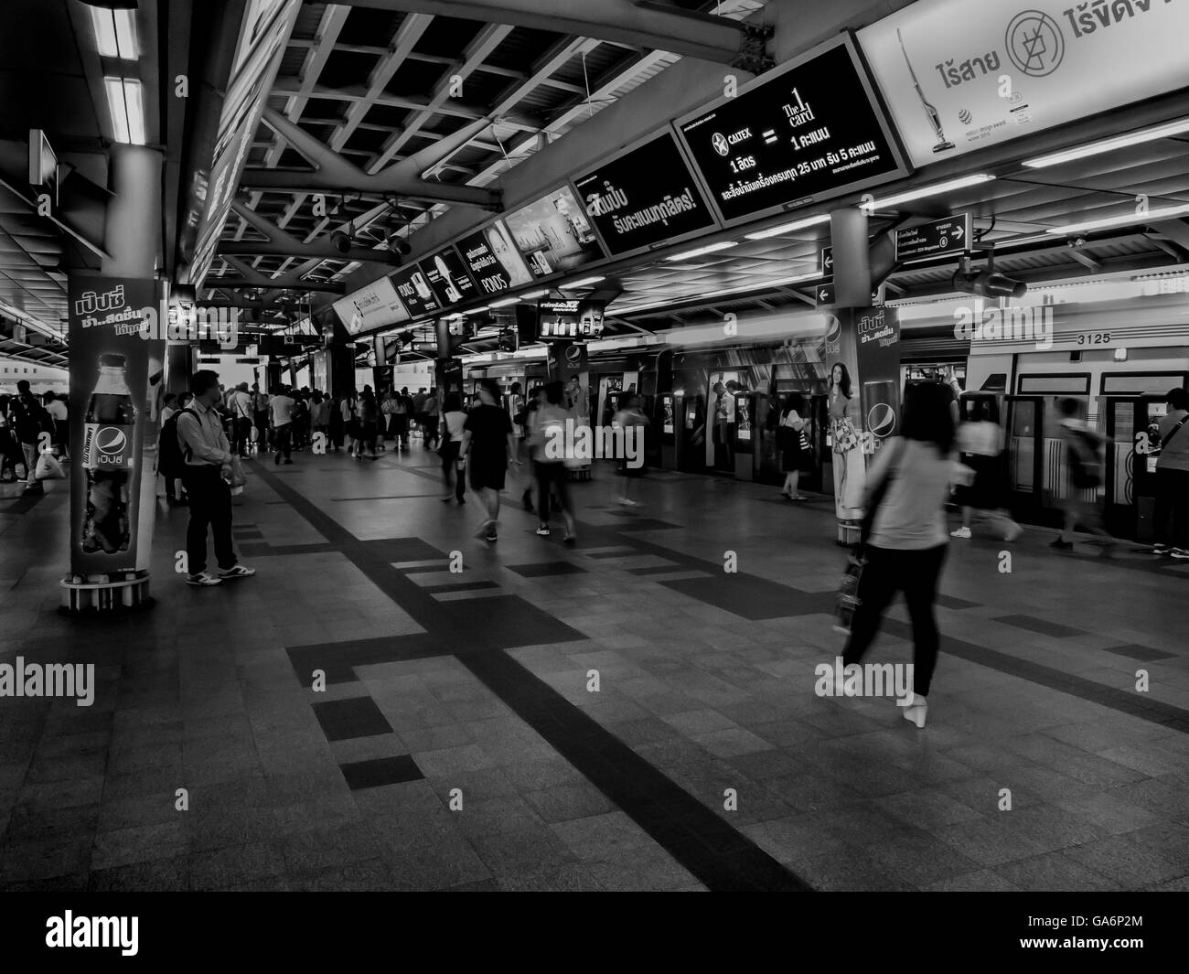 Zug kommt bei Siam Bahnhof Bangkok thailand Stockfoto