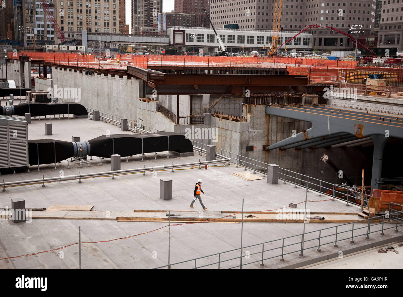 Ein Arbeiter geht durch die Baustelle am Ground Zero in New York City, USA, 10. September 2009. Stockfoto