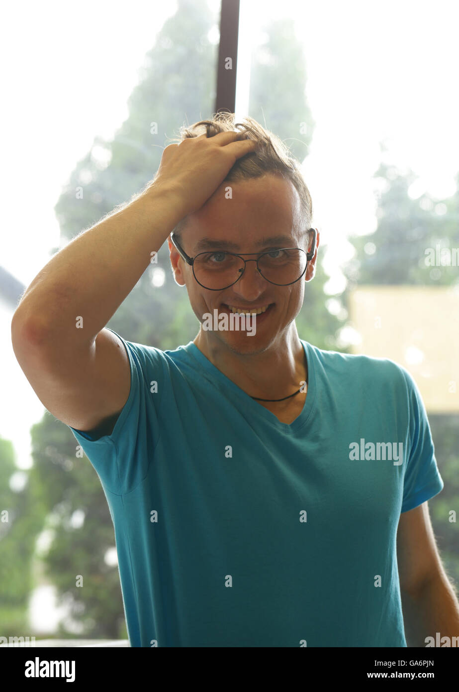 Bildnis einer jungen blonden Mann mit blauen Augen Stockfoto