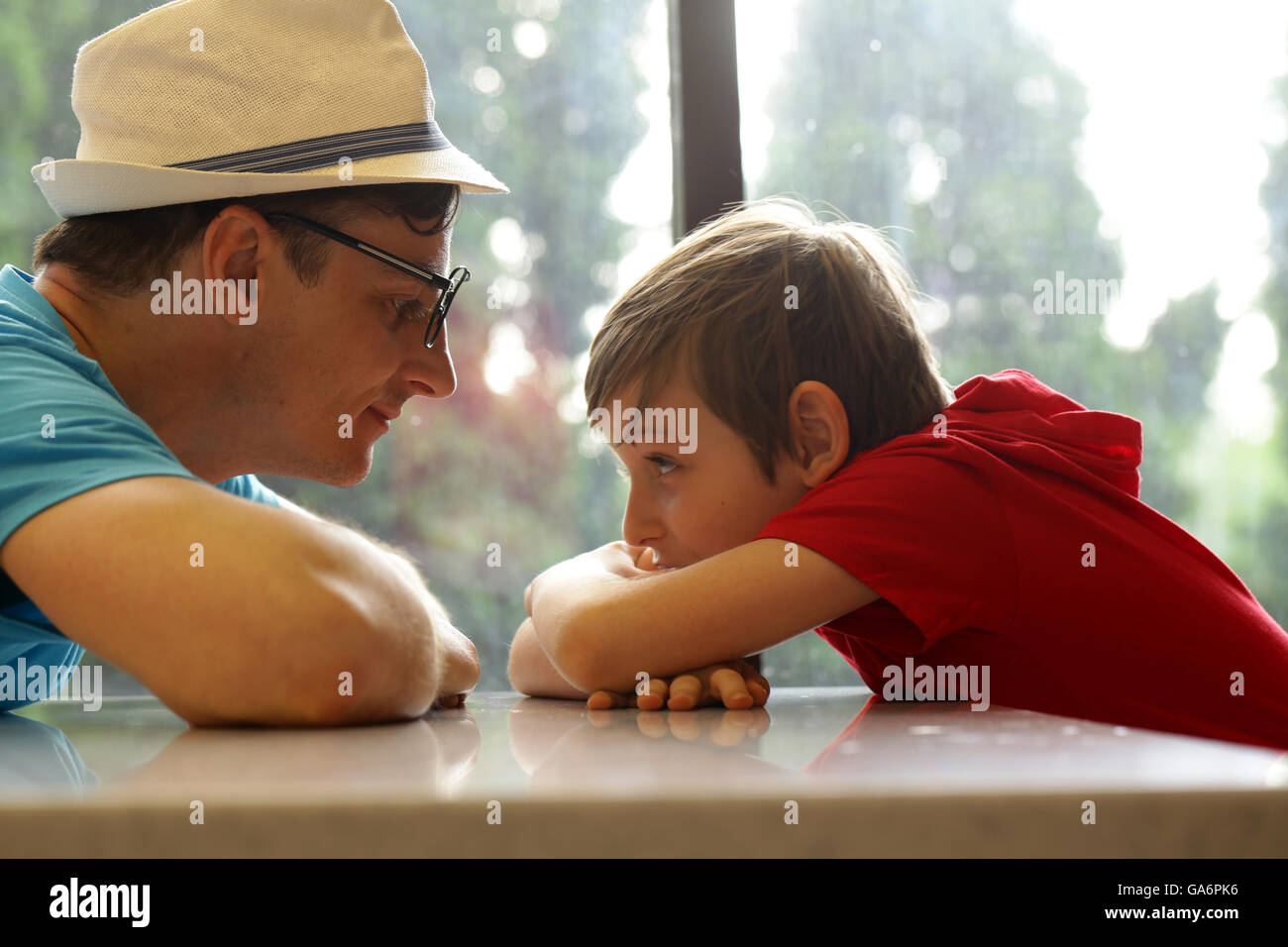 Vater und Sohn schauen einander, Familie und Glück Stockfoto