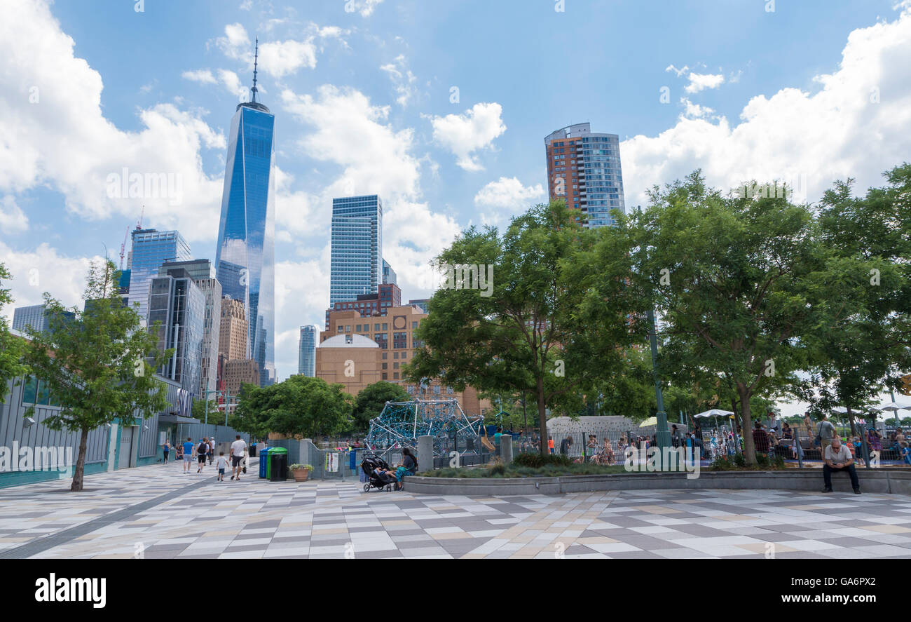 Blick auf den Hudson River Park und Spielplatz in New York im Sommer mit dem One World Trade Center im Hintergrund Stockfoto