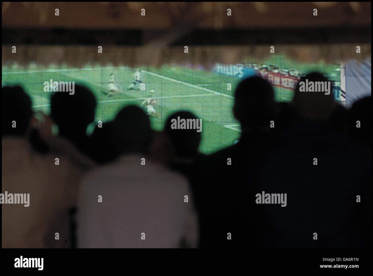 Menschen sehen Frankreich Fußball Team spielen in WM auf Großleinwand in La Défense, Frankreich, Juni 2002 Stockfoto