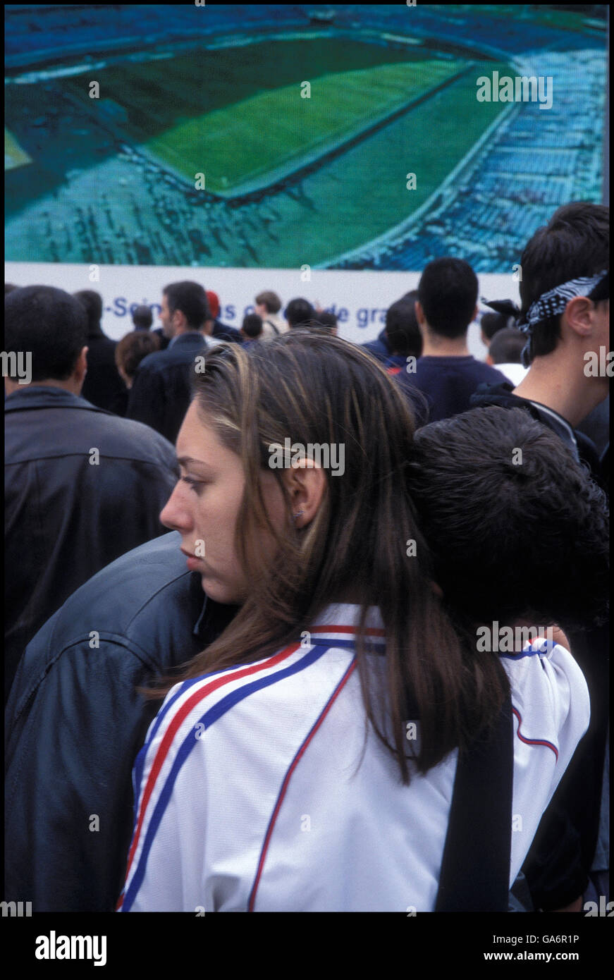 Traurige Frau und Mann nach gerade Frankreich Fußball Team Niederlage im Weltcup auf dem Bildschirm in La Défense, Frankreich, Juni 2002 Stockfoto