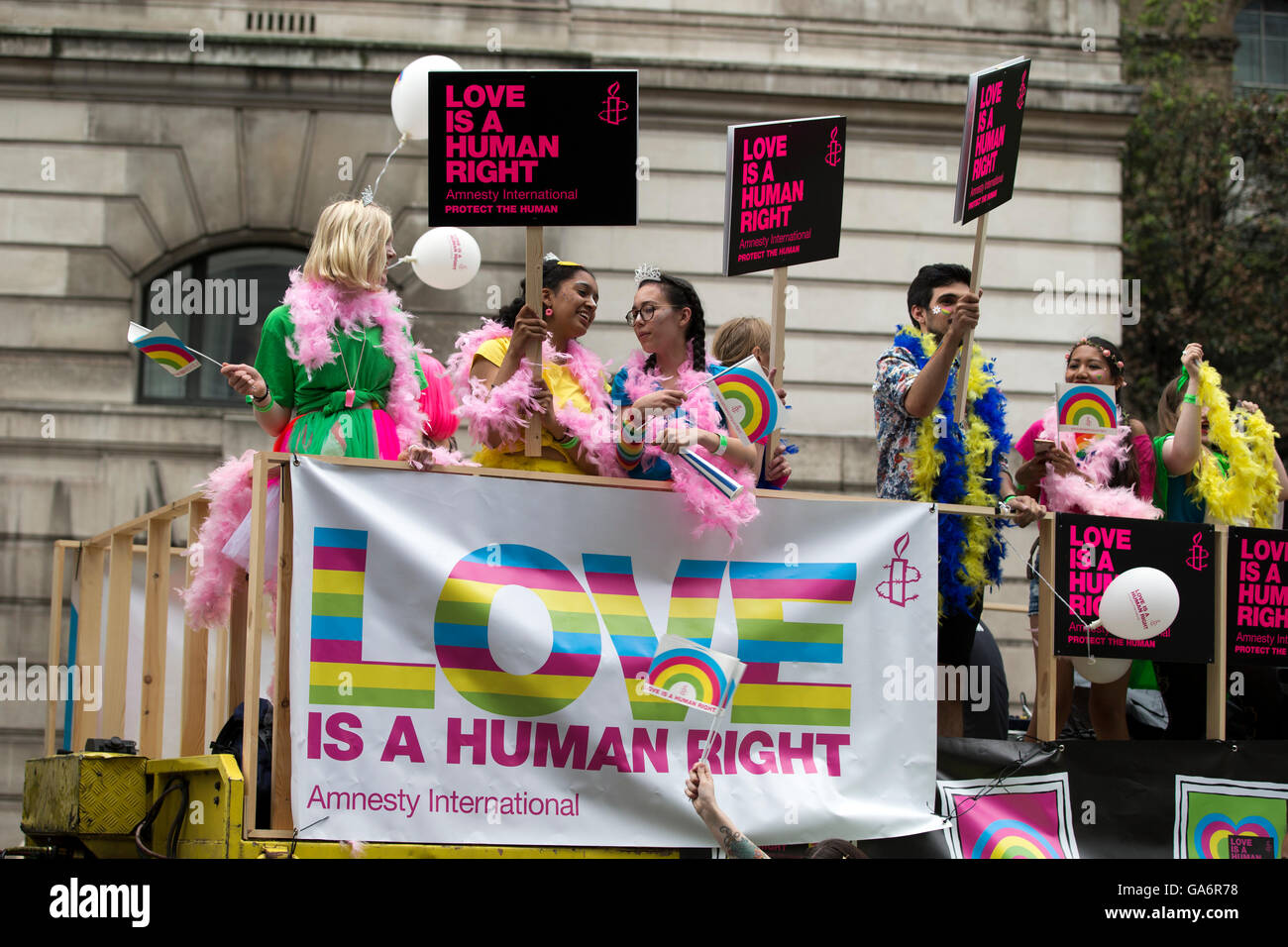 Teilnehmer an der Gay Pride London-Prozession in Portland Place, London W1, England, UK Stockfoto