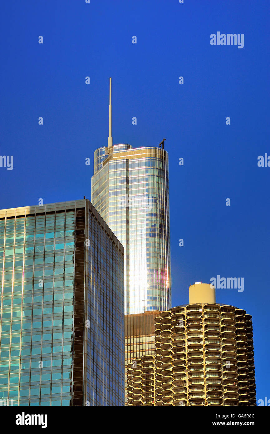 Ein Paar von Chicago Gebäude Orte existieren als Nachbarn mit Trump Tower über die markante twin Marina City Türmen. Chicago, Illinois, USA. Stockfoto