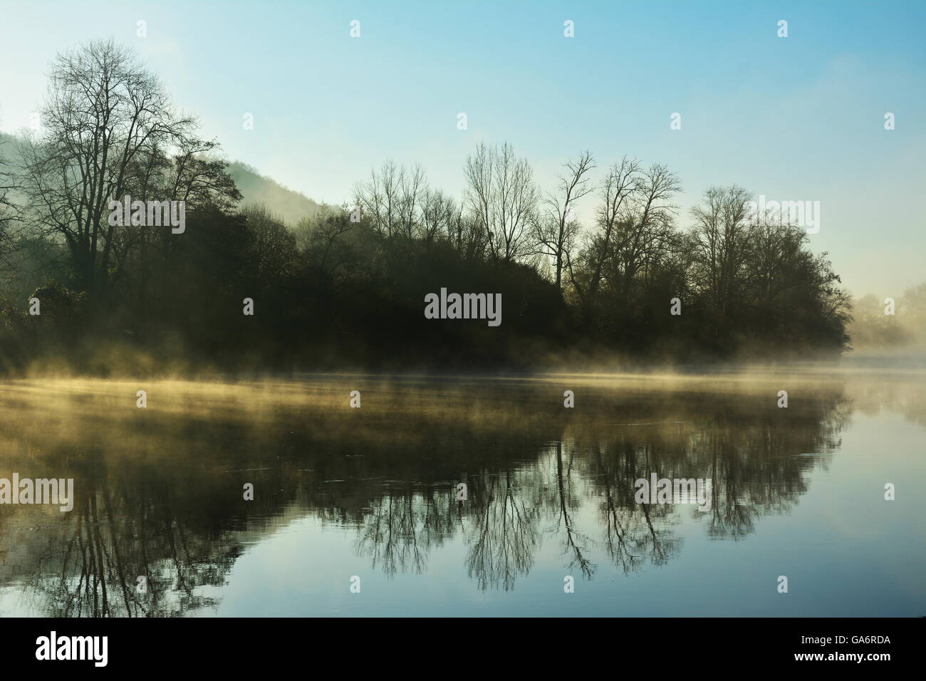 Frühwinter Morgennebel steigt und Nebel auf See oder Fluss Stockfoto