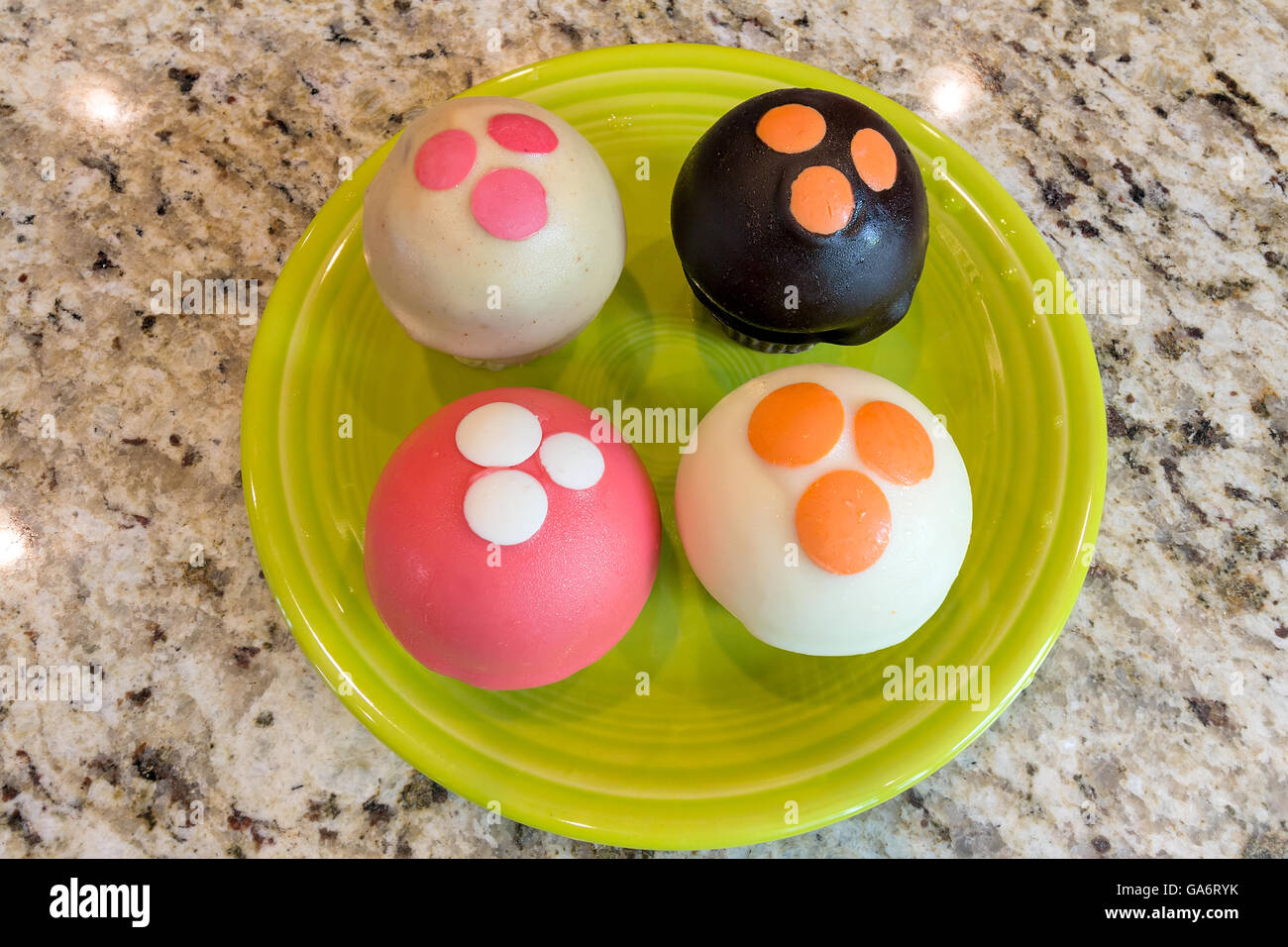 Süßes Dessert Cupcakes auf lindgrün Teller sitzen auf Granit Küche Arbeitsplatte Nahaufnahme Makro Ansicht von oben Stockfoto