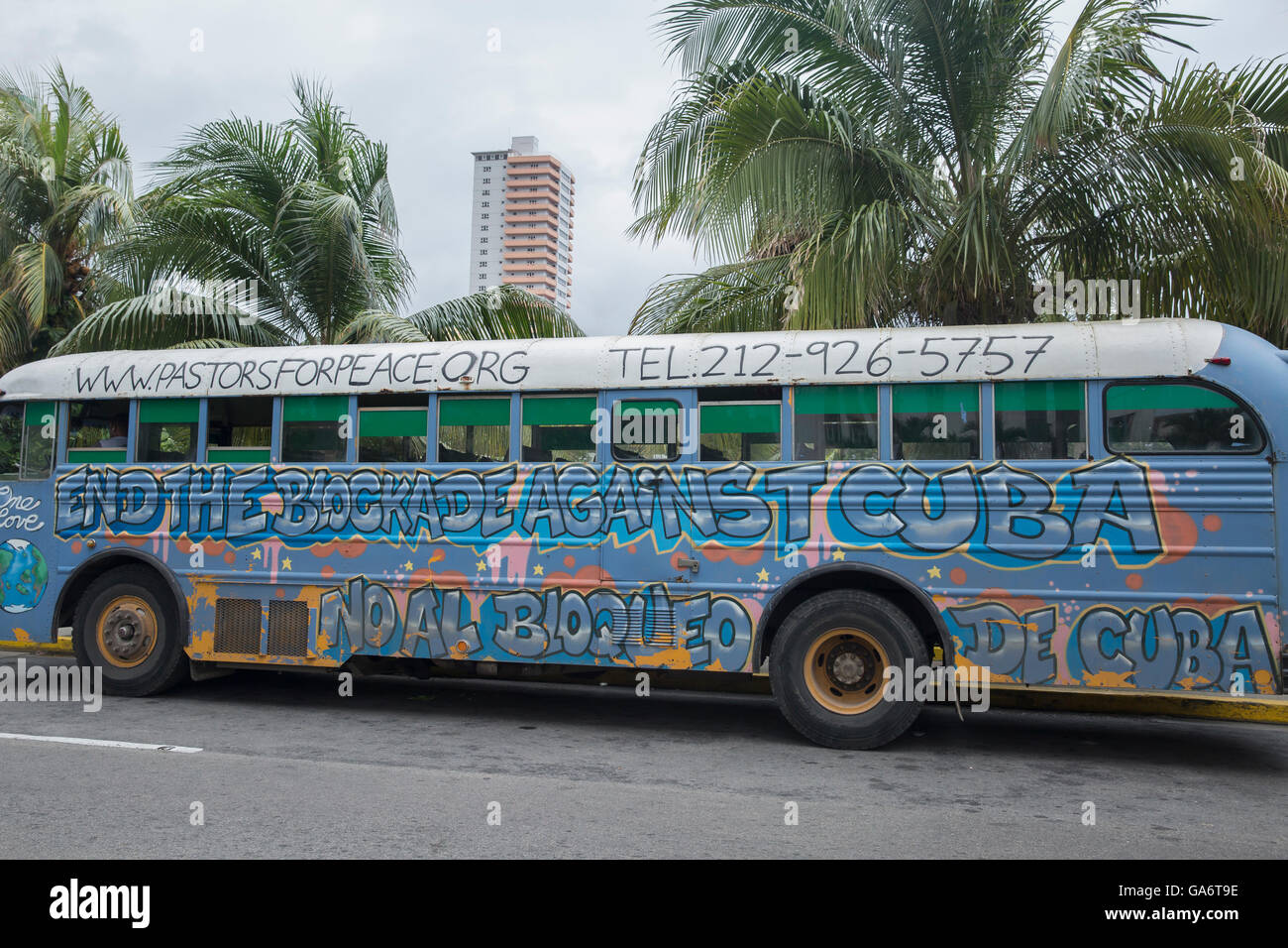 Bus von Pastoren für den Frieden, mit anti-trade-Embargo Slogan gemalt auf der Seite verwendet parkten außerhalb Hotel Nacional de Cuba, Alt-Havanna Stockfoto