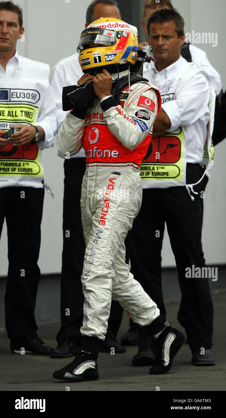 Der britische Lewis Hamilton von McLaren Mercedes verlässt die Box, nachdem er beim European Formel 1 Grand Prix am Nürburgring auf dem neunten Platz landete. Stockfoto