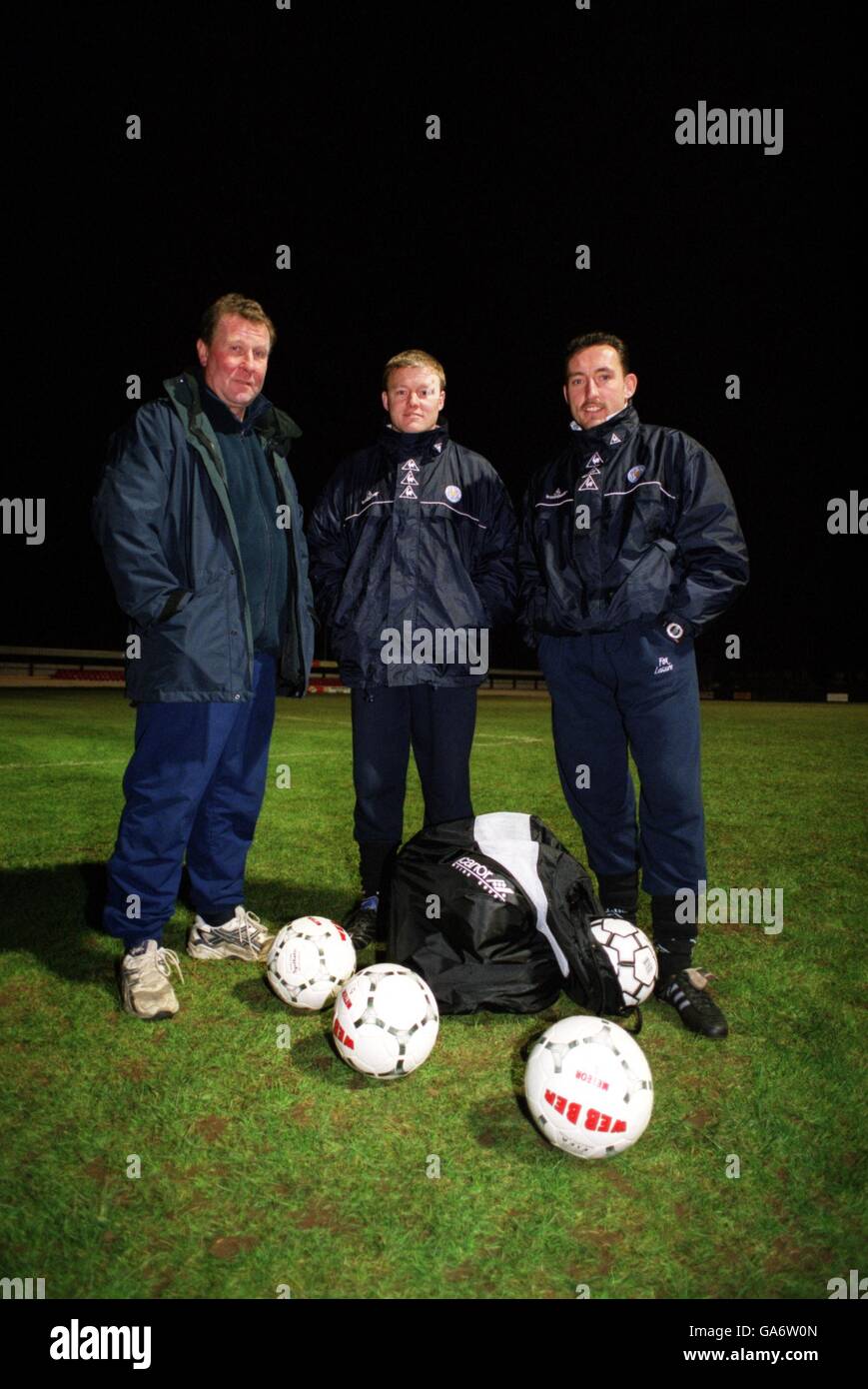 (L-R) Sammy Chapman mit dem Schwiegersohn und dem Manager von Hucknall Town, Phil Starbuck, und dem stellvertretenden Manager Steve Prwoiville Stockfoto