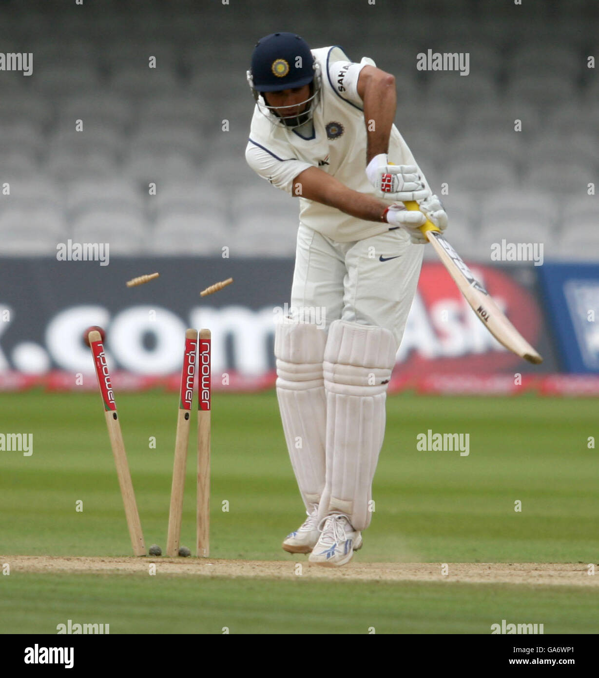 Cricket - npower First Test - England gegen Indien - Tag fünf - Lord's. Das indische Sourav Ganguly wird von Chris Tremlett, Englands, sauber gewogen Stockfoto