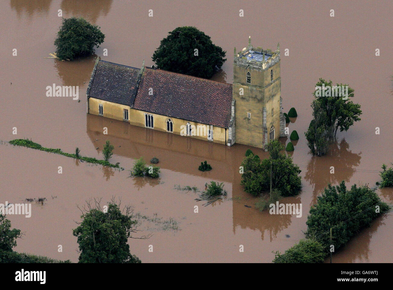 Eine Kirche ist in Flutwasser getaucht, in der Nähe von Tewkesbury, Gloucestershire. Stockfoto