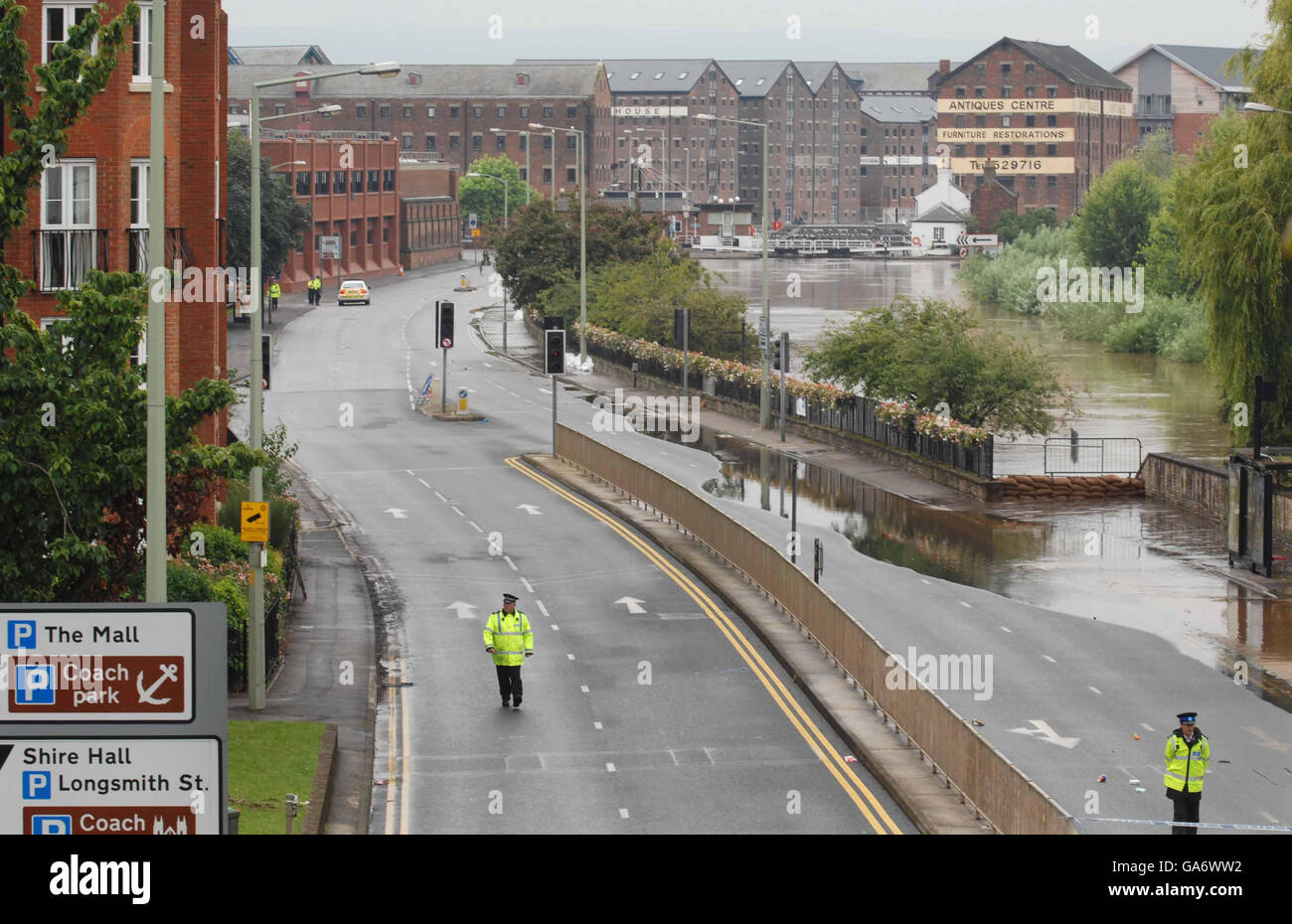Stürme trafen Großbritannien. Geschlossene Straße, die den Rand des Gloucester City Centre mit dem hochfliessenden Fluss Severn und den Gloucester Docks teilt. Stockfoto