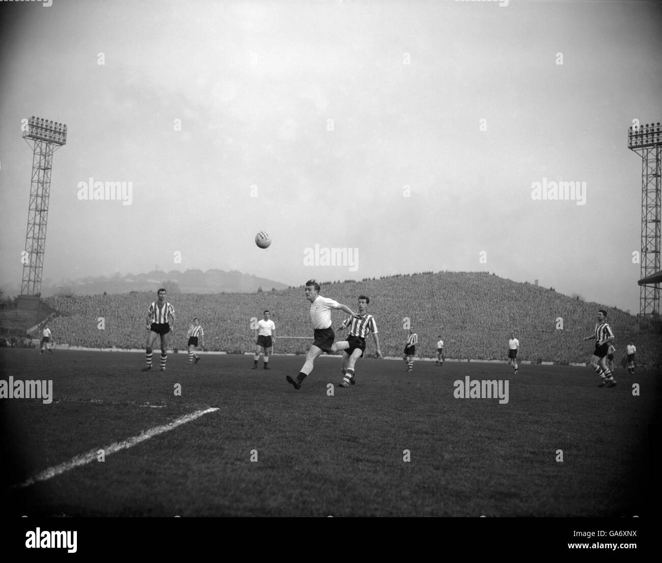 Terry Dyson von Tottenham Hotspur steuert auf das Mittwoch-Tor von Sheffield zu, das Peter Johnson am Mittwoch beobachtet. Stockfoto