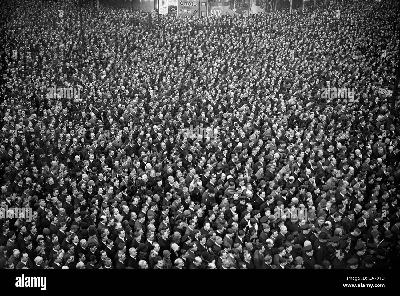 Ein Teil der riesigen Menschenmenge um das Herrenhaus während der zweiminütigen Stille zum Gedenken an das Ende des Ersten Weltkriegs. Stockfoto