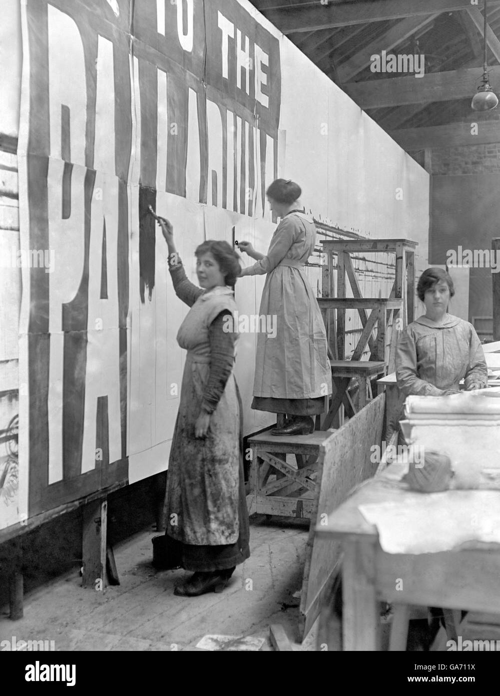 Frauen malen in Stratford Geldscheinplakate. Stockfoto