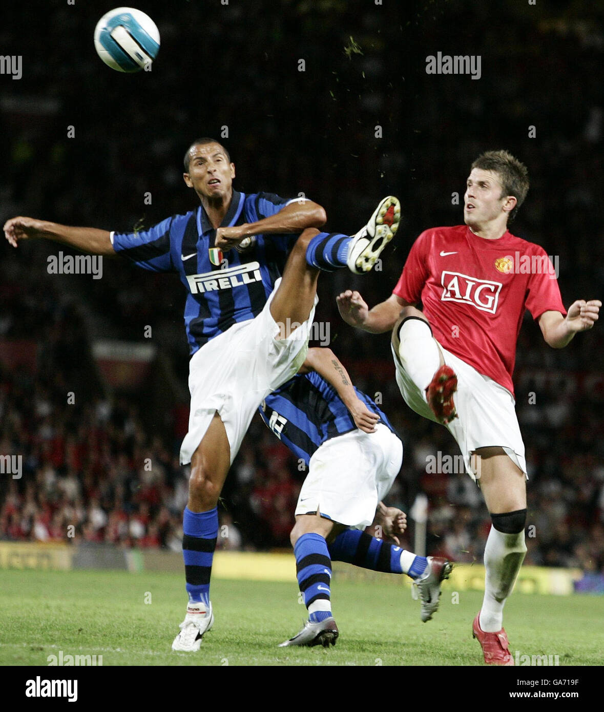 Fußball - freundlich - Manchester United / Inter Mailand - Old Trafford. Michael Carrick von Manchester United (rechts) fordert Inter Mailands Cesar während des Freundschaftsspiels vor der Saison in Old Trafford, Manchester, heraus. Stockfoto