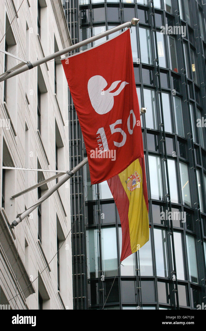 Blick auf eine Flagge mit dem Santander-Logo vor dem Santander House im Zentrum von London. Stockfoto