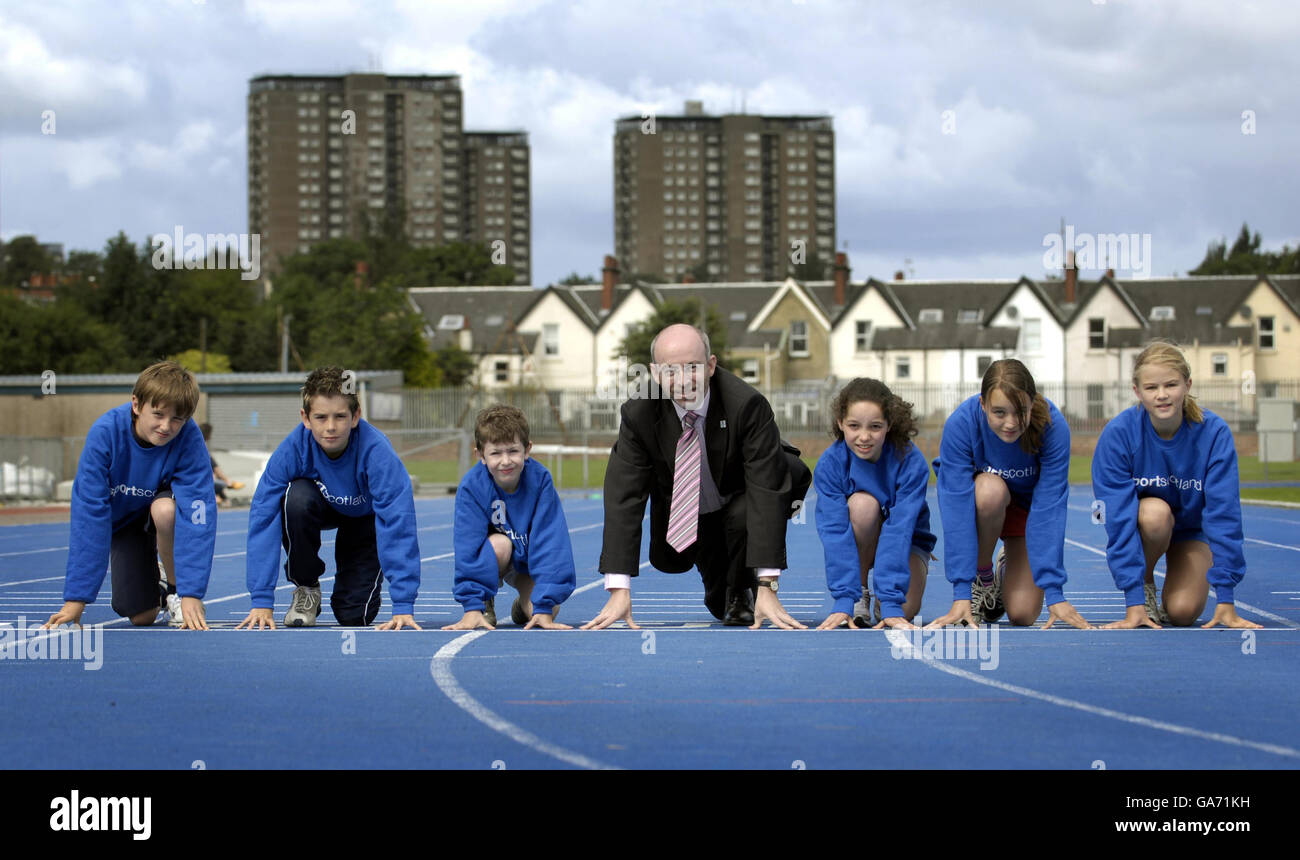 Der schottische Sportminister Stewart Maxwell MSP (Mitte) kündigt während eines Besuchs im Scotstoun-Stadion in Glasgow eine Investition von mehreren Millionen Pfund in den Sport an. Stockfoto