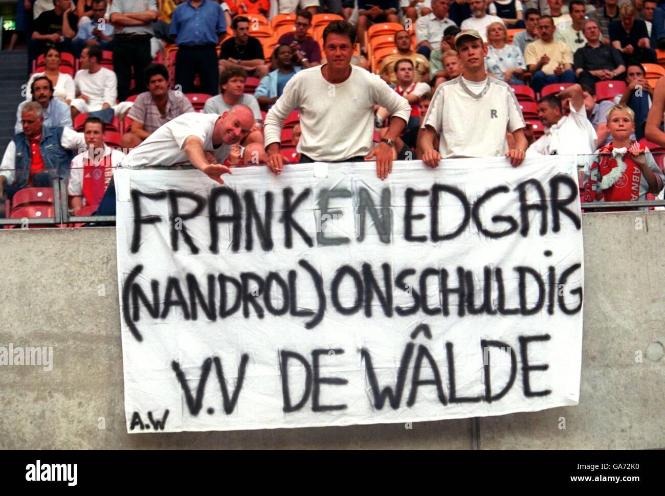 Ajax Fans mit einer Botschaft der Unterstützung für die Holländer Die Nationalspieler Frank De Boer und Edgar Davids, die Drogen versagten Tests für die verbotene Substanz Nandrolone Stockfoto