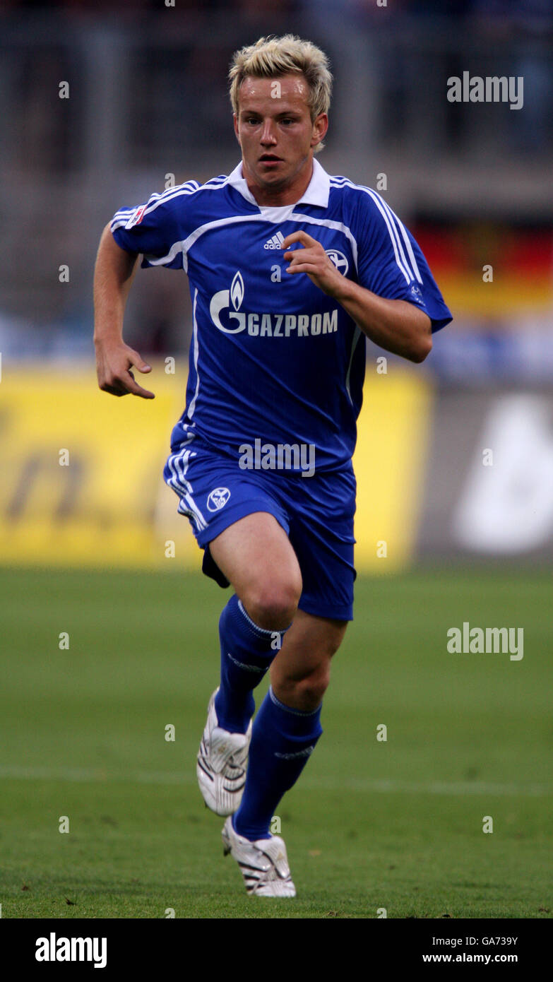 Fußball - Premiere League Cup - Halbfinale - FC Nürnberg gegen Schalke 04 - easyCredit Stadium. Ivan Rakitic, Schalke 04 Stockfoto