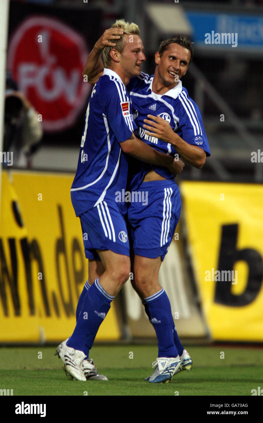 Fußball - Premiere League Cup - Halbfinale - FC Nürnberg gegen Schalke 04 - easyCredit Stadium. Peter Lovenkrands von Schalke 04 (rechts) feiert mit Teamkollege Ivan Rakitic, nachdem er das vierte Tor seiner Mannschaft erzielt hatte. Stockfoto