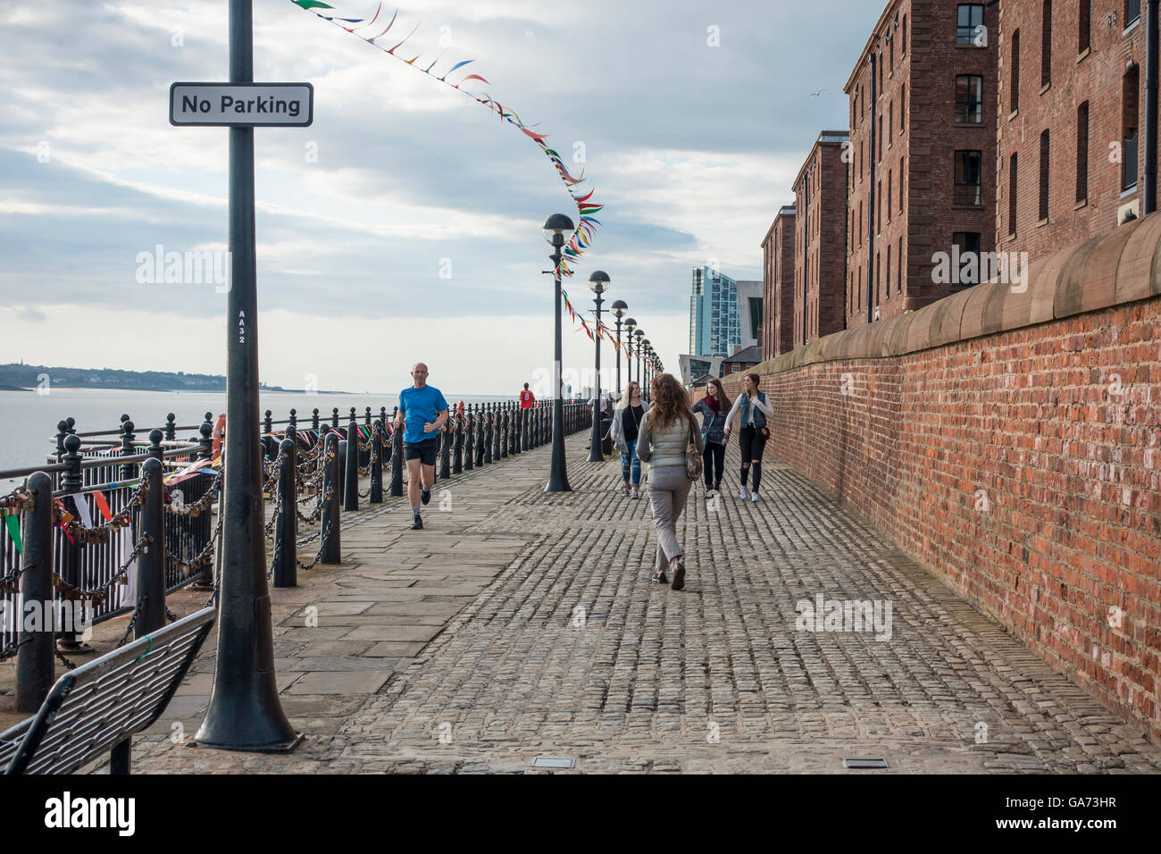 Riverside Walk Albert Dock Liverpool Menschen wandern, Joggen, spazieren Stockfoto