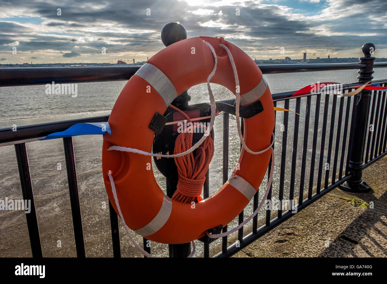 Lifebuoy Riverside Walk Albert Dock Liverpool England UK Stockfoto