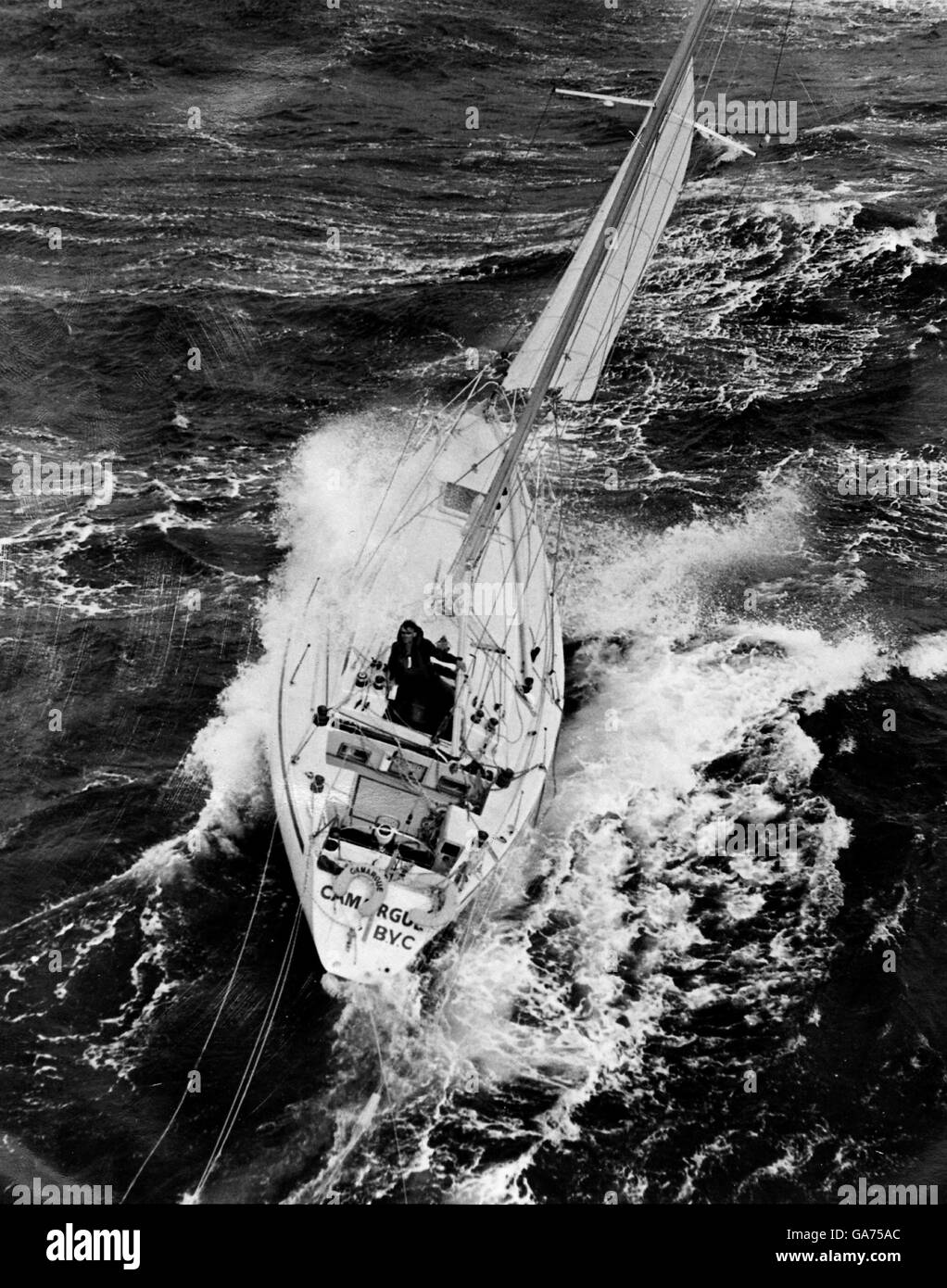 AJAXNETPHOTO. 14. AUGUST 1979. IRISCHE SEE. -FASTNET YACHT RACE TRAGÖDIE - MIT KETTEN UND ANKER NACHGESTELLTE ACHTERN EIN EINSAMER SEGLER AN BORD DER CARMARGUE ERWARTET RETTUNG DIE YACHT IST VON SCHWERER SEE IN DEN HEFTIGEN STURM DER DIESJÄHRIGEN FASTNET RENNEN SCHLUG - ACHT ÜBERLEBENDEN WURDEN GERUPFT AUS DIESER YACHT DURCH KÖNIGLICHE MARINE RETTUNGSHUBSCHRAUBER.  FOTO: RN PRESSE HAND-OUT VON STEVEN PRATT RNAS CULDROSE/AJAX NEWS REF: FASTNET 79 Stockfoto