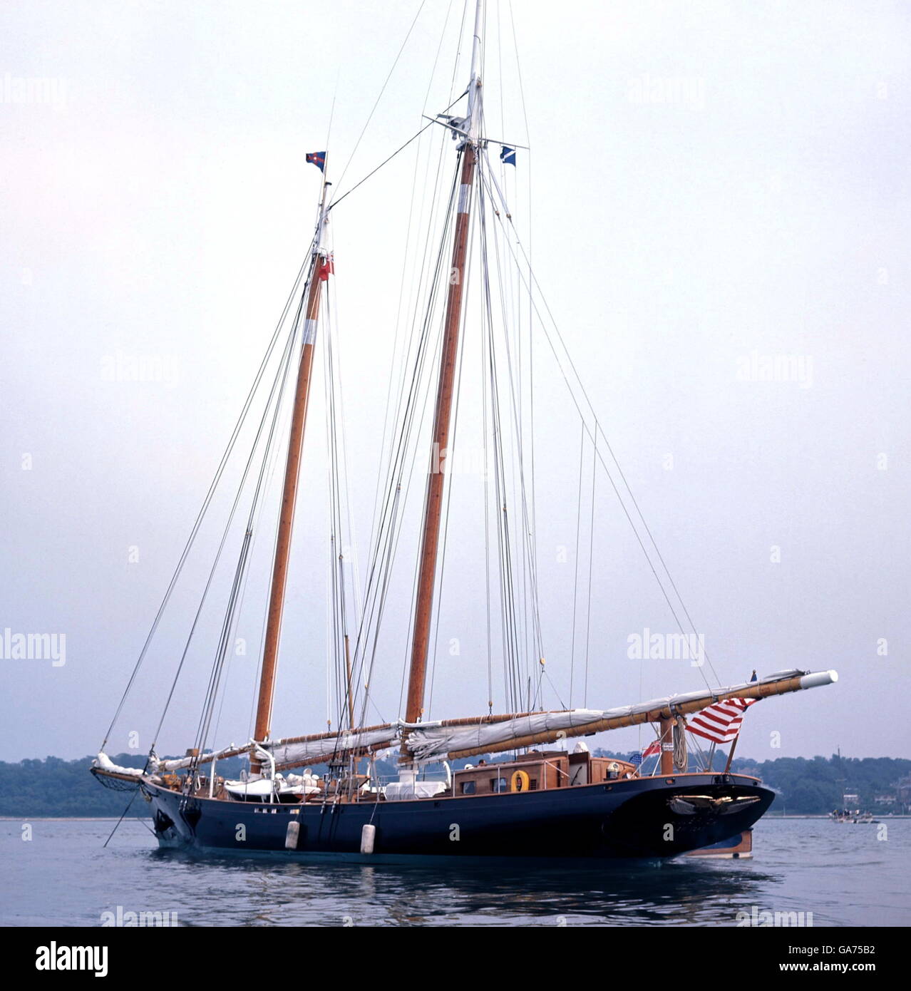 AJAX-NEWS-FOTOS. 1968. COWES, ISLE OF WIGHT. -AMERICAS CUP - REPLICA SCHOONER YACHT AMERICA II BESUCHE COWES DIE URSPRÜNGLICHE YACHT DEN 100 GUINEA CUP IM JAHRE 1851 GEWANN.  FOTO: JONATHAN EASTLAND/AJAX REF: C68467E Stockfoto